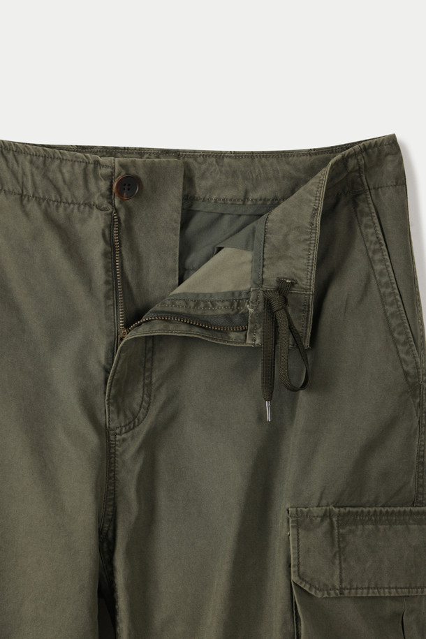 피그먼트 워싱 와이드 카고 팬츠는 밀리터리 무드와 빈티지한 스타일을 담아낸 카고 팬츠입니다. 면 소재로 제작되어 부드러운 촉감을 선사하며, 봄, 여름, 가을 시즌에 착용하기 좋습니다. 와이드핏으로 편안함을 강조했으며, 피그먼트 가공과 가먼트 워싱을 거쳐 자연스러운 색감과 빈티지한 멋을 더했습니다. 플랩 카고 포켓과 거셋 구조, 스트링 밑단 디테일로 실용성과 스타일을 모두 갖췄으며, 밑단 스트링으로 실루엣 조절이 가능합니다.
