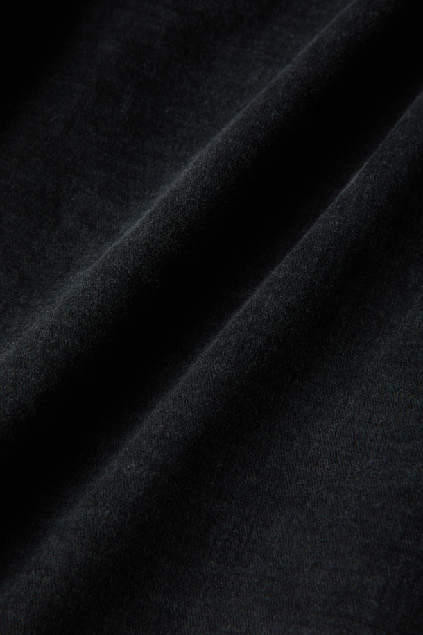 (SET UP) 듀카 프린트 릴렉스 팬츠는 캐주얼, 미니멀, 클래식 스타일을 추구하는 분들을 위한 릴렉스 핏의 바지입니다. 빈티지하고 캐주얼한 무드를 연출하며, 허리 양쪽 밴딩으로 편안한 착용감을 제공합니다. 블랙 컬러의 코튼 소재에 프린트 패턴이 돋보이며, 고밀도 안감과 피그먼트 코팅으로 제작되었습니다. 가먼트 워싱 처리, 버팔로 혼 버튼 디테일, 셋업 가능한 디자인이 특징입니다. 동네 마실룩, 여행룩 등 다양한 TPO에 활용할 수 있습니다.
