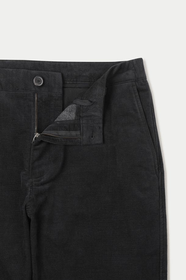 겨울철 따뜻함과 스타일을 책임지는 변형 코듀로이 릴렉스 팬츠입니다. 부드러운 촉감의 코듀로이 소재에 안감을 더해 보온성을 높였으며, 허리 양쪽 밴딩으로 편안한 착용감을 선사합니다. 허벅지는 여유롭고 밑단으로 갈수록 좁아지는 릴렉스 핏으로 트렌디한 실루엣을 연출합니다. 버팔로 혼 버튼과 뒷포켓 스티치 장식으로 은은한 포인트를 더했으며, 캐주얼, 클래식, 미니멀 스타일 모두 소화 가능합니다. 출근룩과 모임룩에 활용하여 멋스러운 스타일을 완성해보세요.
