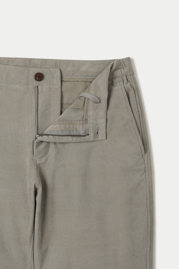 (Set up) 변형 코듀로이 릴렉스 팬츠는 부드러운 촉감의 코듀로이 소재로 제작되어 겨울철 따뜻하게 착용할 수 있는 긴 바지입니다. 릴렉스 핏으로 편안함을 강조했으며, 허리 양쪽에 밴딩 처리가 되어 있어 활동성을 높였습니다. 버팔로 혼 버튼과 뒷포켓 스티치 장식으로 은은한 포인트를 더했으며, 셋업으로도 활용 가능하여 다양한 스타일을 연출할 수 있습니다. 캐주얼, 클래식, 미니멀 스타일을 즐겨 입는 분들께 추천하며, 출근룩, 비즈니스 캐주얼, 모임룩 등 TPO에 맞춰 활용하기 좋습니다.
