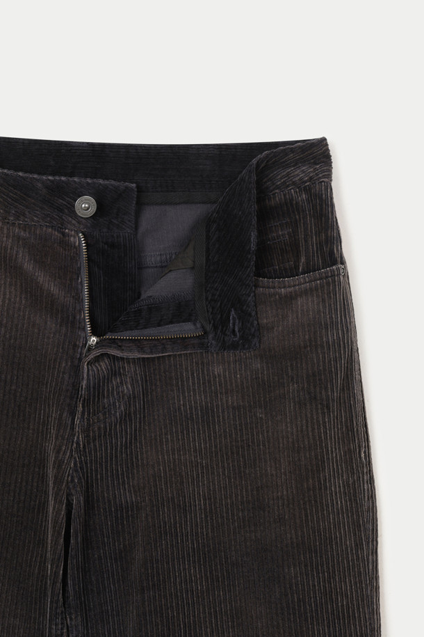 부드러운 촉감의 워싱 코듀로이 루즈 스트레이트 팬츠입니다. 힙과 허벅지에 여유를 주어 편안한 착용감을 선사하며, 데일리룩과 일상룩에 활용하기 좋습니다. 특수가공 워싱 처리된 브라운 컬러의 무지 디자인으로, 빈티지하고 캐주얼한 스타일을 연출합니다. 간절기와 겨울철에 적합하며, 5포켓 디자인과 리벳 장식으로 포인트를 더했습니다. 신축성 있는 면과 코듀로이 혼방 소재에 고밀도 안감을 사용하여 부드러움을 더했습니다.
