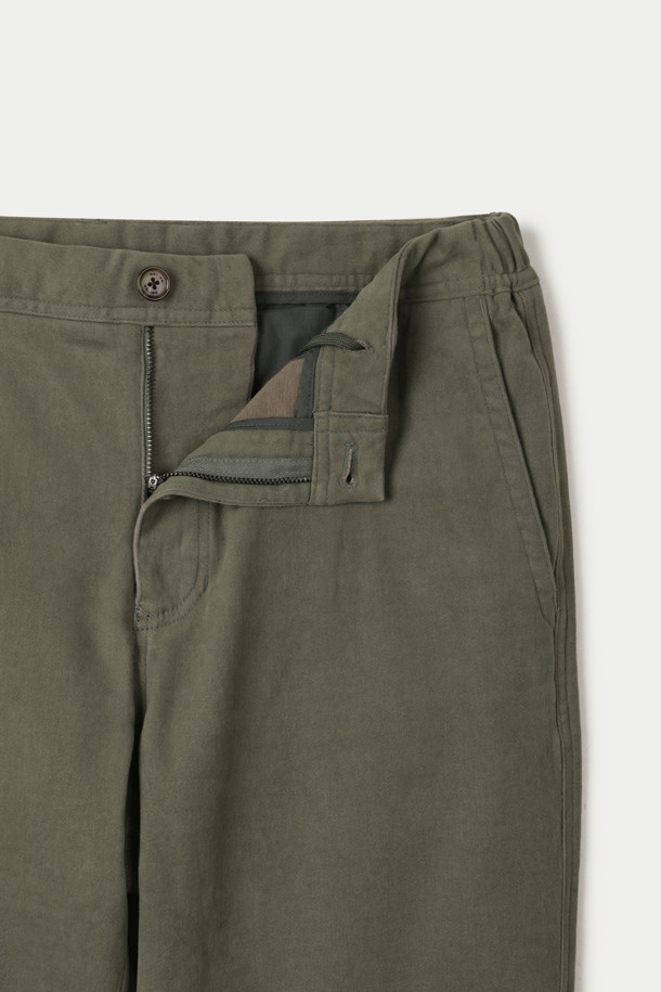 가을, 겨울 시즌을 위한 헤비코튼 스트레이트 팬츠입니다. 부드러운 촉감의 면, 폴리우레탄 혼방 소재로 제작되었으며, 두꺼운 두께감으로 따뜻하게 착용할 수 있습니다. 베이직하고 캐주얼한 스타일로, 일상복은 물론 출근룩, 캠핑룩 등 다양한 TPO에 활용 가능합니다. 허리 이밴드와 스트링으로 편안한 착용감을 제공하며, 브러쉬 가공, 피치 가공, 가먼트 워싱으로 완성도를 높였습니다. 카키, 올리브 두 가지 색상으로 만나보세요.
