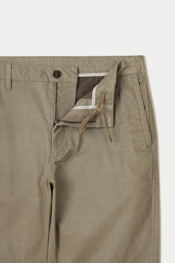 사틴스판 브러시드 카치온 스트레이트 팬츠는 부드러운 촉감의 면과 사틴 혼방 소재로 제작된 긴 기장의 바지입니다. 미니멀한 스타일의 베이지 색상으로, 데일리룩과 일상복에 적합하며 오피스룩과 모임룩으로도 활용할 수 있습니다. 허리 양쪽 밴딩 처리로 편안한 착용감을 선사하며, 릴렉스핏과 스트레이트 핏, 테이퍼드 핏으로 디자인되어 다양한 스타일을 연출할 수 있습니다. 빈티지한 외관과 워시드 아웃 효과, 피치 가공, 카치온 염색, 가먼트 워싱 처리를 통해 은은한 멋을 더했으며, 버팔로 혼 버튼을 사용하여 고급스러움을 더했습니다. 고밀도 안감으로 부드러운 착용감을 느낄 수 있습니다.
