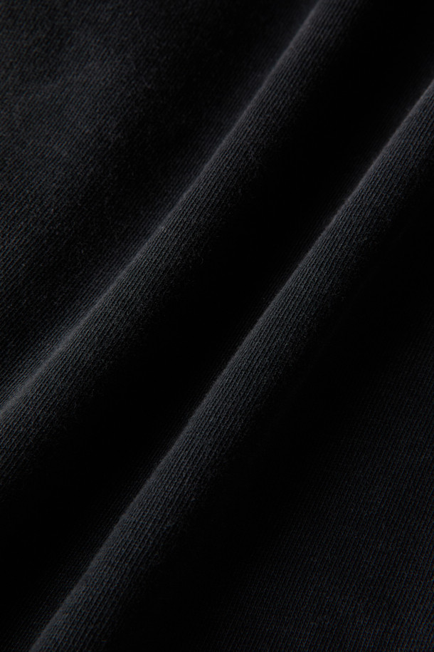 (SET UP) 미네랄워싱 스웻 팬츠는 캐주얼, 스포티, 미니멀 스타일을 모두 아우르는 공용 바지입니다. 일상과 피트니스 활동 모두에 적합하며, 봄, 가을에 착용하기 좋습니다. 부드러운 면 소재로 제작되어 편안한 착용감을 선사하며, 릴랙스핏과 루즈핏으로 활동성을 높였습니다. 미네랄워싱 가공으로 빈티지한 느낌을 살렸으며, 밴딩 허리와 조절 가능한 허리끈으로 편안하게 착용할 수 있습니다. 숏 기장으로 활동적인 느낌을 더해 피트니스룩, 캠핑룩 등 다양한 TPO에 활용 가능합니다.
