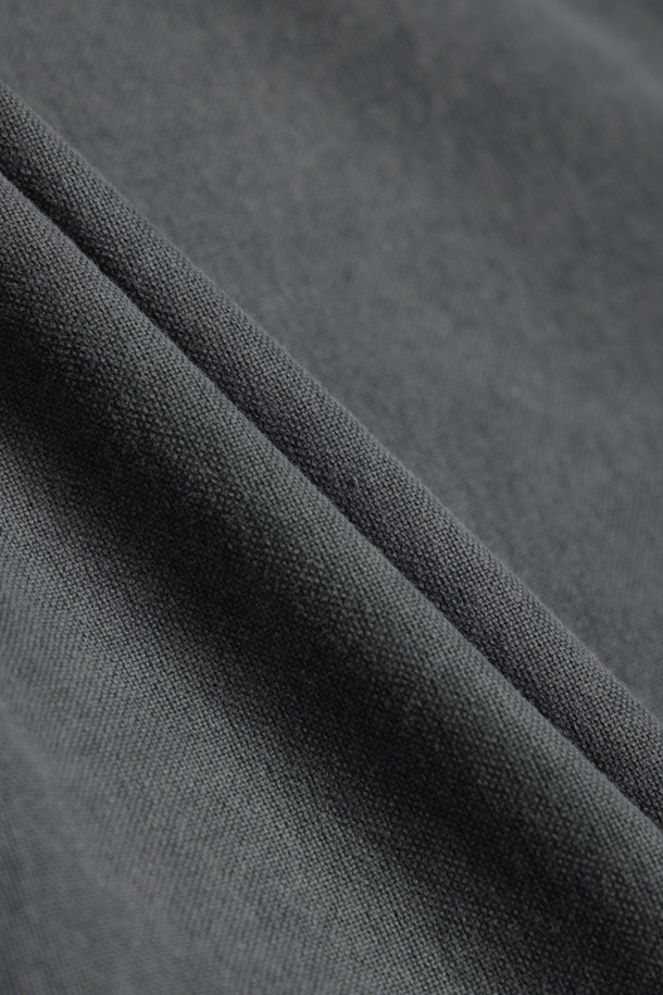 피그다잉 솔리드 릴렉스 셔츠는 빈티지하고 클래식한 스타일을 선호하는 분들을 위한 제품입니다. 옥스포드 조직 면 소재로 제작되어 봄, 가을 간절기에 착용하기 좋으며, 릴랙스핏과 세미루즈핏으로 편안한 착용감을 선사합니다. 가슴 사선 포켓 디자인과 피그먼트 다잉 기법을 적용하여 은은한 페이드아웃 효과를 연출해 더욱 멋스러운 분위기를 더합니다. 기본 칼라의 긴 소매 셔츠로, 데이트룩, 카페룩, 가을 나들이룩 등 다양한 TPO에 활용하기 좋습니다. 단독 세탁을 권장합니다.
