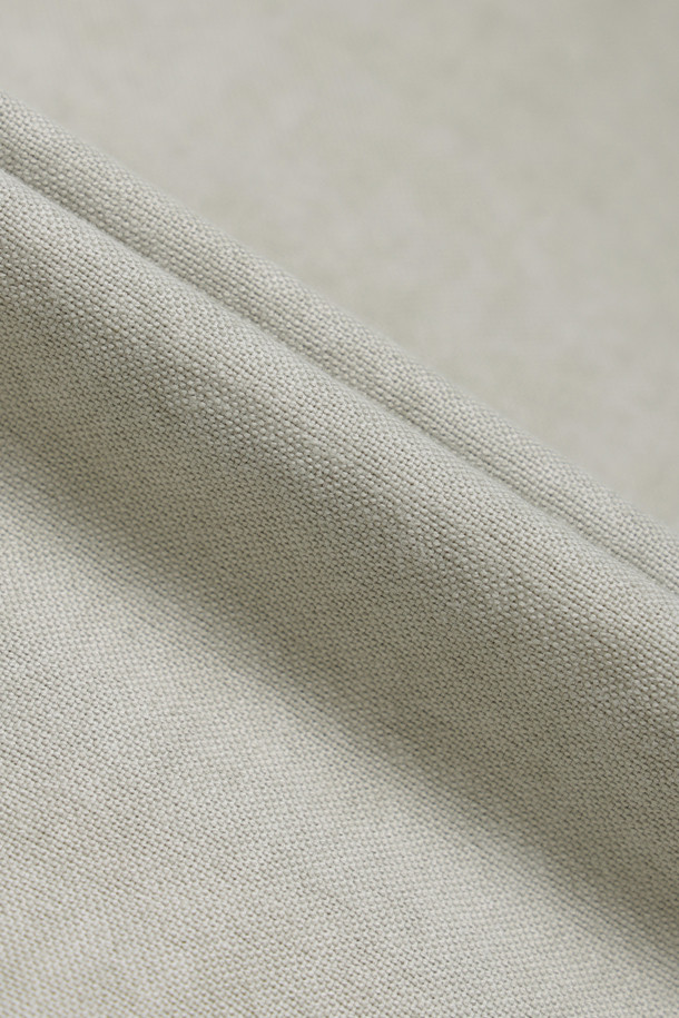 피그다잉 솔리드 릴렉스 셔츠는 빈티지하고 클래식한 스타일을 즐기는 분들을 위한 셔츠입니다. 연그레이 색상의 면 소재로 제작되어 봄, 여름, 가을 계절에 활용하기 좋으며, 릴랙스핏과 세미루즈핏으로 편안한 착용감을 선사합니다. 가슴 사선 포켓 디테일이 돋보이며, 옥스포드 조직으로 제작되어 내구성이 우수합니다. 피그먼트 다잉 가공으로 자연스러운 색감과 빈티지한 멋을 더했으며, 데이트룩, 출근룩 등 다양한 TPO에 맞춰 클래식, 미니멀, 캐주얼 스타일을 연출할 수 있습니다. 단독 세탁을 권장합니다.
