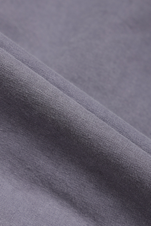 피그다잉 솔리드 릴렉스 셔츠는 부드러운 면 소재의 릴렉스핏 셔츠입니다. 차이나칼라 디자인에 얇은 두께감으로 봄, 여름, 가을 시즌에 착용하기 좋습니다. 피그먼트 다잉 가공을 통해 빈티지한 워싱 효과를 더했으며, 가슴 사선 포켓 디테일이 돋보입니다. 베이직하고 캐주얼한 스타일로, 동네 마실룩, 카페룩, 여행룩 등 다양한 TPO에 활용 가능합니다. 단독 세탁을 권장합니다.
