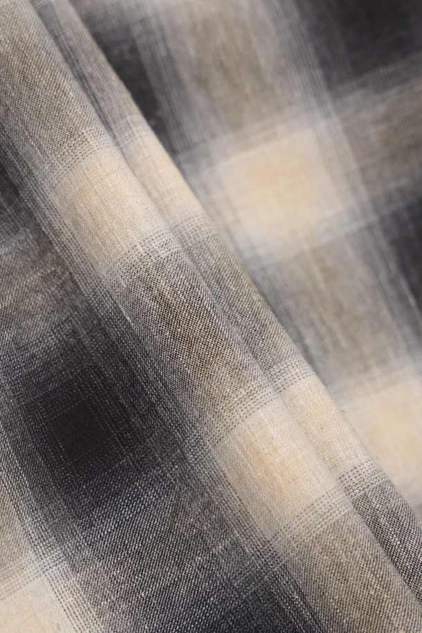 알비아떼 옴브레 체크 릴렉스 셔츠는 이탈리아 ALBINI 그룹의 Albiate 1830 소재를 사용하여 제작되었습니다. 블랙, 화이트, 그레이 색상으로 구성되어 있으며, 데일리룩과 포멀룩 모두 활용 가능합니다. 릴렉스 핏에 기본 칼라 디자인으로 편안하면서도 클래식한 무드를 연출합니다. 내추럴 스트레치성과 견고한 조직감, 버튼 플라켓과 커프스가 특징이며, 오피스룩, 비즈니스 캐주얼, 모임룩에 적합합니다. 미니멀하고 시크한 스타일을 선호하는 분들께 추천합니다.
