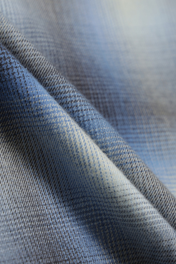 SOMELOS (소멜로스) 블루 옐로우 옴브레 체크 오버핏 셔츠는 간절기, 가을, 초겨울에 어울리는 셔츠입니다. 부드러운 촉감의 고밀도 면사를 사용하여 제작되었으며, 블루와 옐로우 컬러의 옴브레 체크 패턴이 돋보입니다. 드롭 숄더, 플라켓 & 커프스 & 포켓 디테일로 디자인의 완성도를 높였으며, 오버핏으로 편안한 착용감을 선사합니다. 캐주얼, 클래식, 미니멀 스타일 모두 소화 가능한 베이직 셔츠입니다.
