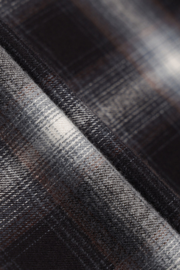 블랙 옴브레 체크 릴렉스 셔츠는 남성용 상의로, 가을과 겨울에 어울리는 캐주얼 스타일의 제품입니다. 블랙과 화이트 컬러의 조화가 세련된 옴브레 체크 패턴으로 디자인되었으며, 차이나칼라와 긴 소매가 특징입니다. 부드러운 면 소재로 제작되어 편안한 착용감을 제공하며, 릴렉스 핏으로 자연스러운 실루엣을 연출합니다. 출근룩과 모임룩, 그리고 캐주얼, 클래식, 미니멀 스타일 모두 소화 가능한 활용도 높은 아이템입니다.
