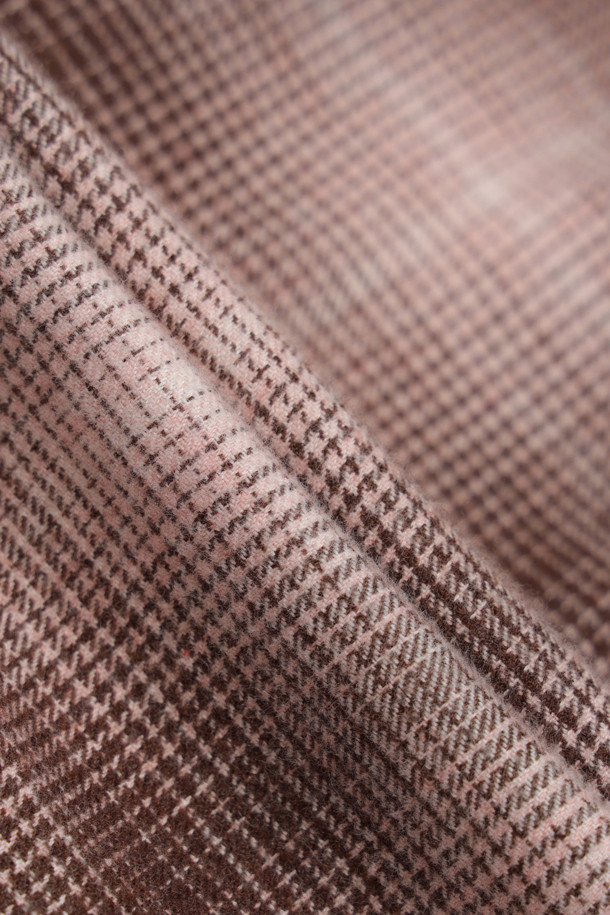 이탈리아 캉클리니 원단을 사용하여 제작된 옴브레 체크 릴렉스 셔츠입니다. 브라운, 베이지 컬러의 옴브레 체크 패턴이 빈티지한 무드를 연출하며, 릴랙스 핏으로 편안한 착용감을 선사합니다. 간절기에 활용하기 좋은 긴 소매 셔츠로, 가슴 양쪽 포켓 디테일이 특징입니다. 면 소재로 제작되어 부드러운 촉감을 느낄 수 있으며, 멜란지 가공으로 은은한 멋을 더했습니다. 동네 마실룩, 카페룩 등 다양한 TPO에 레이어링하여 클래식, 미니멀, 캐주얼 스타일을 연출해보세요.
