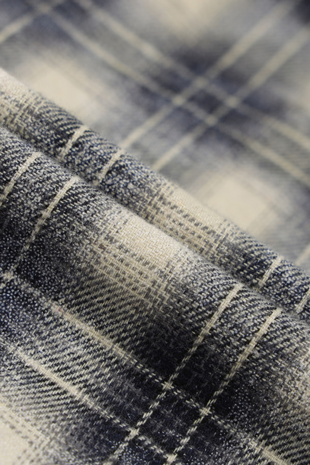 세련된 스프레이 워싱 기법으로 은은한 멋을 더한 남성용 체크 오버핏 셔츠입니다. 부드러운 면 소재로 제작되어 편안한 착용감을 선사하며, 봄, 가을 시즌에 활용하기 좋습니다. 블랙, 화이트, 그레이 세 가지 기본 색상으로 출시되어 출근룩, 모임룩 등 다양한 TPO에 맞춰 캐주얼, 클래식, 미니멀 스타일을 연출할 수 있습니다. 차이나칼라와 긴 소매, 레귤러 기장으로 디자인되어 어떤 체형에도 잘 어울립니다. 워싱 가공으로 자연스러운 분위기를 더한 매력적인 아이템입니다.
