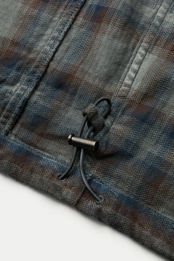 **피그다잉 집업 체크 셔츠**는 부드러운 면 소재에 헤링본 조직으로 제작되어 편안한 착용감을 선사합니다. 루나 다잉 공법으로 은은한 빈티지 무드를 더했으며, 그레이와 블루 두 가지 컬러로 출시되었습니다. 세미오버핏에 셔츠칼라 디자인으로 캐주얼하면서도 클래식한 스타일을 연출할 수 있습니다. 4개의 포켓과 밑단 스트링 디테일로 실용성을 더했으며, 집업과 스냅 버튼 여밈 방식으로 간편하게 착용 가능합니다. 간절기, 겨울철 출근룩, 비즈니스 캐주얼, 모임룩 등 다양한 TPO에 활용하기 좋습니다.
