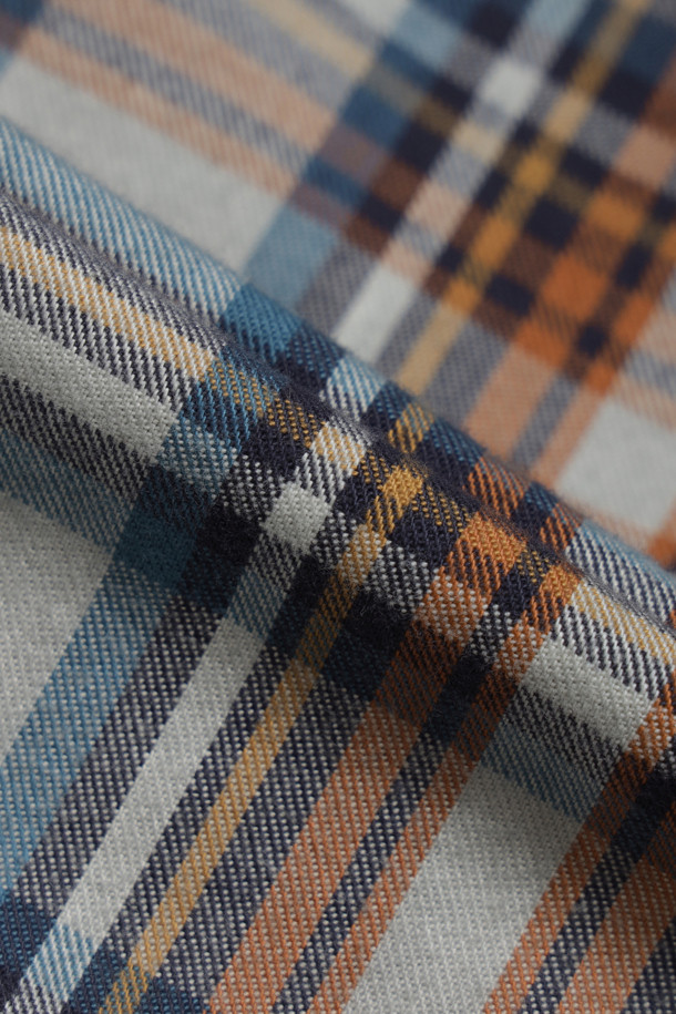 피그다잉 체크셔츠는 베이직하면서 워크웨어 무드를 더한 공용 셔츠입니다. 사계절 착용 가능하며, 레귤러핏과 레귤러 기장으로 편안한 착용감을 선사합니다. 부드러운 면 소재에 피치 가공을 더해 포근한 촉감을 느낄 수 있으며, 루나 다잉 가공으로 은은한 멋을 더했습니다. 워크셔츠 스타일의 양쪽 가슴 포켓 디테일과 차이나칼라 디자인이 특징이며, 이염에 주의하여 단독 세탁하는 것이 좋습니다. 동네 마실룩, 여행룩 등 캐주얼, 워크웨어, 클래식 스타일로 다양하게 연출해보세요.
