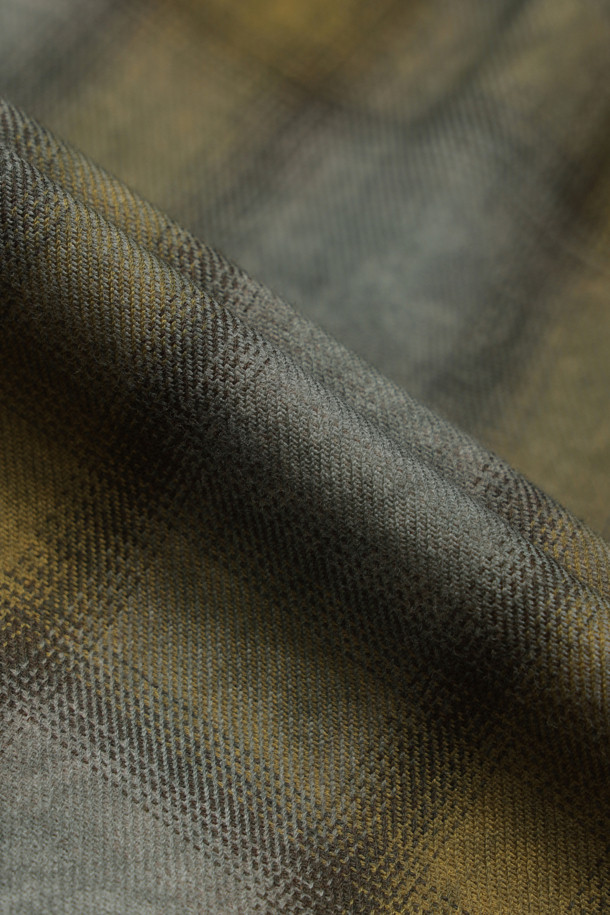 **루나다잉 옐로우 체크 셔츠**는 빈티지 무드와 미니멀한 스타일을 동시에 연출할 수 있는 상의입니다. 부드러운 촉감의 면 소재와 릴렉스 핏으로 편안한 착용감을 선사하며, 클래식 카라와 긴소매 디자인이 특징입니다. 고밀도 트윌 조직과 루나 다잉 가공을 통해 은은한 텍스처를 살렸으며, 옐로우 컬러의 체크 패턴이 돋보입니다. 데이트룩과 카페룩에 잘 어울리며, 단독 세탁을 권장하고 이염에 주의하여 관리해야 합니다. 버튼 플라켓 디테일이 돋보이는 셔츠로, 미니멀, 클래식, 캐주얼 스타일을 즐기는 분들께 추천합니다.
