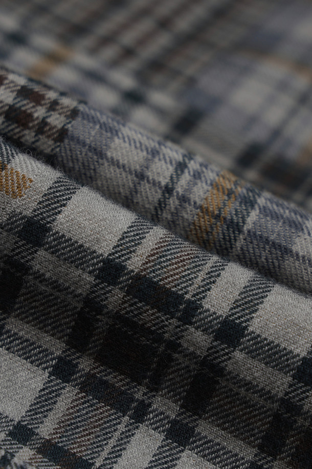 루나다잉 패치워크 체크 릴렉스 셔츠는 빈티지 무드와 캐주얼 스타일을 넘나드는 긴 소매 셔츠입니다. 루나 다잉 공법으로 은은한 멋을 더했으며, 이중 두께감으로 견고한 촉감을 선사합니다. 기본 칼라와 버튼 플라켓, 커프스 디테일로 클래식한 분위기를 연출하며, 이너 또는 아우터로 활용 가능합니다. 체크와 패치워크 패턴이 조화롭게 어우러져 데이트룩이나 카페룩에 돋보이는 포인트를 더합니다. 단독 세탁을 권장하며, 이염에 유의하여 관리하십시오.
