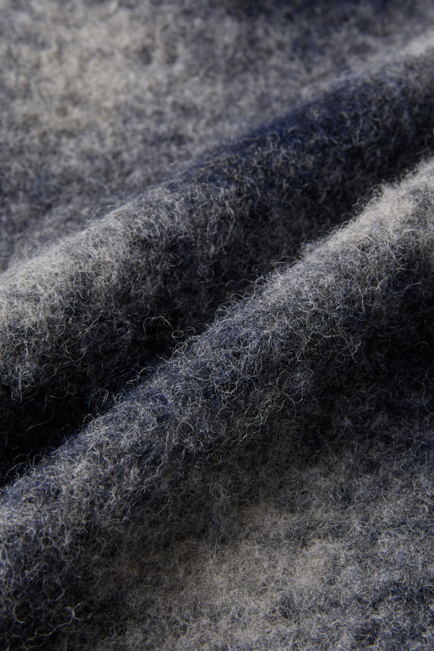 가을과 겨울, 당신의 스타일을 책임질 울 혼방 옴브레 체크 아우터 셔츠입니다. 네이비와 그레이 두 가지 색상으로 만나볼 수 있으며, 캐주얼 및 베이직 스타일을 선호하는 남성분들께 추천합니다. 부드러운 촉감의 울 혼방 소재와 두꺼운 두께감으로 따뜻함을 선사하며, 레귤러핏으로 편안하게 착용 가능합니다. 셔츠형 코트 디자인에 옴브레 염색과 체크 패턴이 더해져, 출근룩은 물론 모임룩까지 멋스럽게 연출할 수 있습니다.
