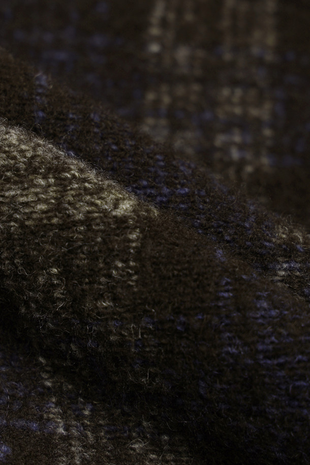 **울혼방 브라운 체크 아우터 셔츠**는 가을과 겨울, 클래식한 무드를 연출하는 아우터 셔츠입니다. 부드러운 울 소재와 레귤러핏으로 편안한 착용감을 선사하며, 이탈리아 LANIFICIO ROMA S.R.L 원단을 사용하여 고급스러움을 더했습니다. 브라운 컬러의 체크 패턴은 미니멀, 시크한 스타일을 연출하기 좋으며 출근룩, 비즈니스 캐주얼, 모임룩 등 다양한 TPO에 활용 가능합니다. 3M 신슐레이트 충전재와 곡선 사선 포켓, 소뿔 단추 디테일이 돋보입니다. 버튼 여밈 방식과 긴 소매 기장으로 세련된 디자인을 완성했습니다.
