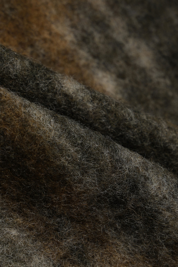 가을, 겨울 시즌에 안성맞춤인 울 혼방 카키 체크 아우터 셔츠입니다. 부드러운 촉감의 모, 폴리에스터, 면, 폴리우레탄 혼방 소재로 제작되어 따뜻함과 편안함을 동시에 선사합니다. 3M 신슐레이트 충전재를 사용하여 보온성을 높였으며, 가슴 부분 곡선 사선 포켓과 허리 양쪽 포켓으로 실용성을 더했습니다. 레귤러핏으로 제작되어 캐주얼, 클래식, 미니멀 스타일 모두 소화 가능하며, 단독 착용 또는 미드레이어로 활용하여 다양한 출근룩과 모임룩을 연출할 수 있습니다. 긴 소매에 전체 소매 단추름 마감과 버튼 여밈 방식으로 깔끔한 스타일을 완성합니다.
