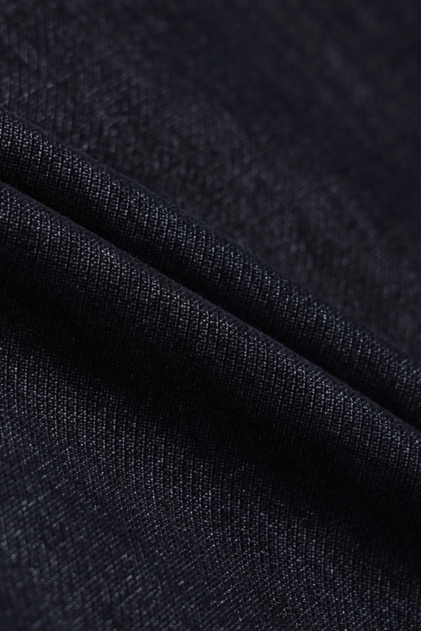 투톤 소프트 코듀로이 퀼팅 아우터셔츠는 부드러운 촉감의 코듀로이 소재와 3M 신슐레이트 충전재를 사용하여 보온성과 경량성을 동시에 갖춘 아우터셔츠입니다. 간절기와 겨울철, 데일리 및 캐주얼 스타일 모두 소화 가능하며, 출근룩과 캠핑룩에도 활용하기 좋습니다. 셔츠형 디자인에 레귤러핏으로 편안하게 착용할 수 있으며, 가슴 빅 포켓, 하단 사선 포켓, 라운드 밑단, 배색 디테일이 돋보입니다. 무지 패턴의 투톤 컬러로 캐주얼, 클래식, 미니멀 등 다양한 스타일을 연출할 수 있습니다. 스냅 여밈 방식으로 편의성을 더했습니다.
