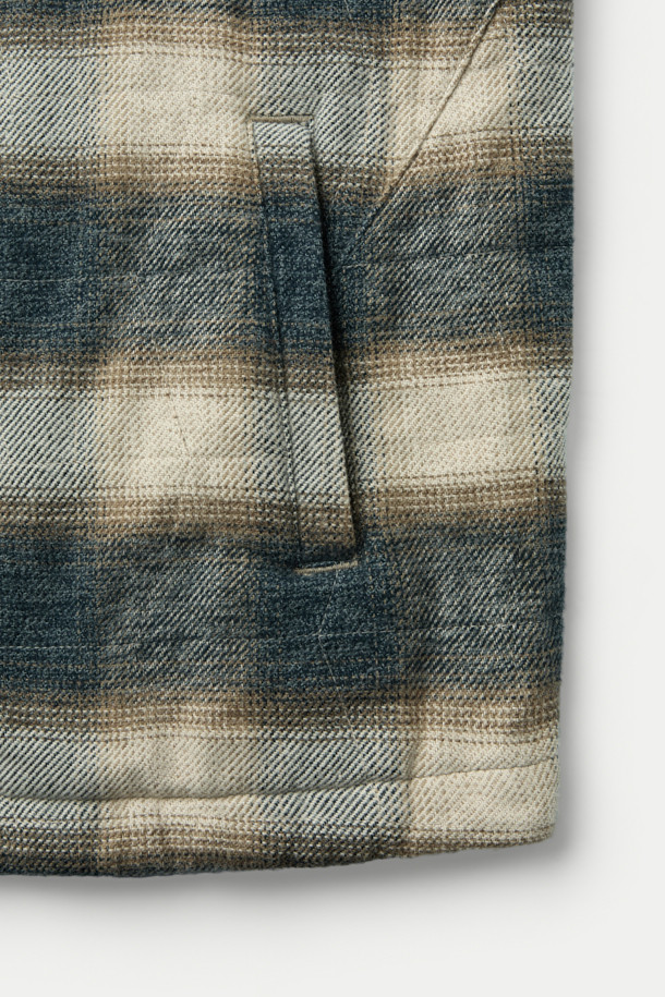 "체크 퀼팅 아우터 셔츠"는 빈티지 스타일의 코듀로이 소재 아우터 셔츠입니다. 부드러운 촉감과 적당한 두께감으로 간절기부터 초겨울까지 착용하기 좋으며, 3M 신슐레이트 충전재를 사용하여 뛰어난 보온성을 제공합니다. 네이비와 베이지 두 가지 컬러로 출시되었으며, 셔츠형 디자인에 퀼팅 디테일과 가슴 1개, 허리 2개의 포켓, 칼라 부분의 코듀로이 배색이 돋보입니다. 세미 오버핏으로 제작되어 편안하면서도 스타일리시하게 연출할 수 있으며, 스냅 버튼으로 간편하게 여밀 수 있습니다. 출근룩과 모임룩은 물론 클래식, 캐주얼, 미니멀 등 다양한 스타일 연출에 활용 가능한 아이템입니다.
