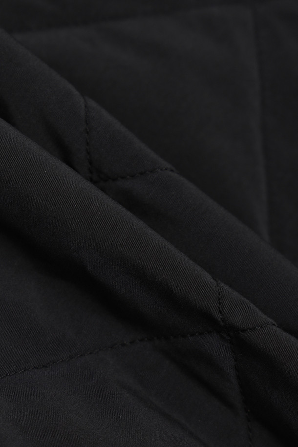 피그 코팅 퀼팅 아우터 셔츠는 남녀 모두 착용 가능한 캐주얼하고 미니멀한 스타일의 아우터입니다. 가을과 겨울에 어울리는 두꺼운 두께감과 뻣뻣한 촉감의 피그 코팅 소재로 제작되어 보온성을 높였습니다. 셔츠형 디자인에 퀼팅 디테일이 더해져 독특한 멋을 연출하며, 레귤러핏으로 편안한 착용감을 선사합니다. 블랙 컬러의 크롭 기장으로, 다양한 스타일링에 활용하기 좋습니다. 버튼 여밈 방식과 긴 소매 기장으로 디자인되었습니다.
