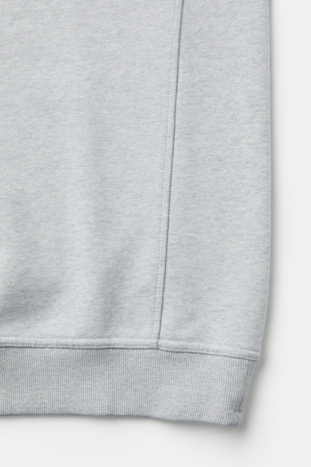 빈티지한 감성을 담은 프린팅 멜란지 스웻 셔츠입니다. 부드러운 촉감과 두꺼운 기모 안감으로 겨울철 따뜻하게 착용하기 좋습니다. 멜란지 그레이 컬러에 캐주얼하고 빈티지한 스타일을 더했으며, 레귤러핏으로 편안한 착용감을 선사합니다. 등판 로고 자수 및 아플리케, 소매단 로고 자수, 전면 스티치 디테일, 빈티지 워싱 가공으로 디자인의 완성도를 높였습니다. 집콕룩, 산책룩 등 다양한 TPO에 캐주얼, 미니멀, 클래식 스타일로 활용하기 좋습니다.
