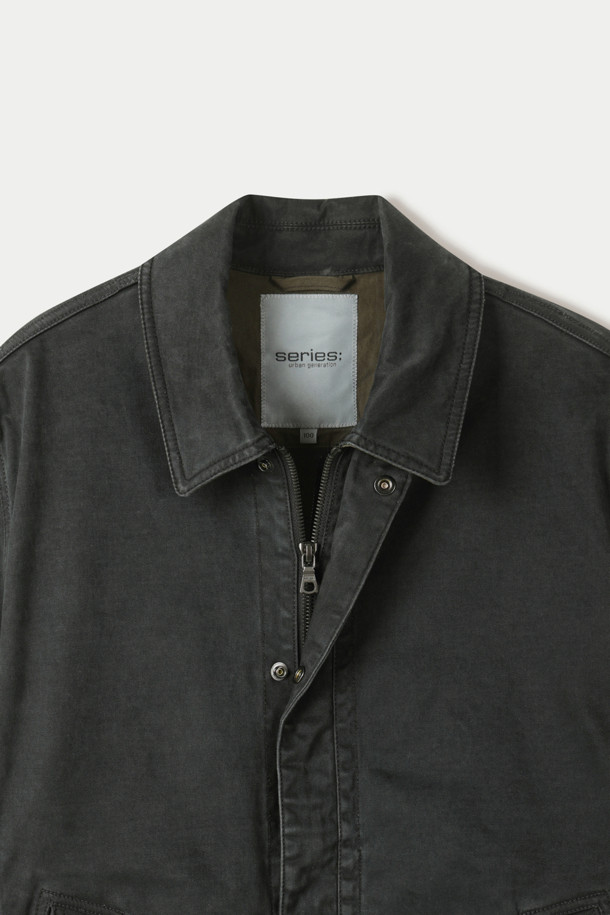 빈티지 숏 점퍼는 레이온과 텐셀 혼방 소재로 제작되어 부드러운 촉감을 선사합니다. 봄, 가을 간절기에 적합하며, 캐주얼, 미니멀, 클래식 스타일 연출에 용이합니다. 블랙 컬러의 무지 디자인에 숏 기장으로 트렌디함을 더했으며, 스탠다드핏으로 편안하게 착용할 수 있습니다. 지퍼형 여밈 방식과 장식 스티치 디테일이 돋보이며 워싱 가공으로 빈티지한 분위기를 자아냅니다. 동네 마실룩, 산책룩에 활용하기 좋으며, 신축성이 있어 활동성을 높였습니다. 단독 세탁 및 이염에 주의하여 관리해야 합니다.
