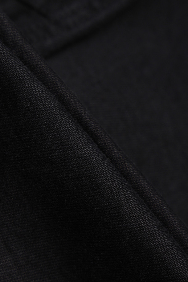 스모킹 데님 MA-1은 빈티지한 감성을 담은 남녀 공용 점퍼입니다. 블랙 컬러의 무지 디자인으로, 데이트룩이나 가을 나들이룩에 활용하기 좋습니다. 허리선 기장의 세미 루즈핏으로 편안하게 착용 가능하며, 스모킹 봉제 디테일, 워싱 가공, 빈티지 텍스처가 특징입니다. 간절기에 입기 좋은 홑겹 두께이며, 집업 방식으로 간편하게 여밀 수 있습니다. 클래식, 미니멀, 캐주얼 스타일을 모두 소화할 수 있는 활용도 높은 아우터입니다.
