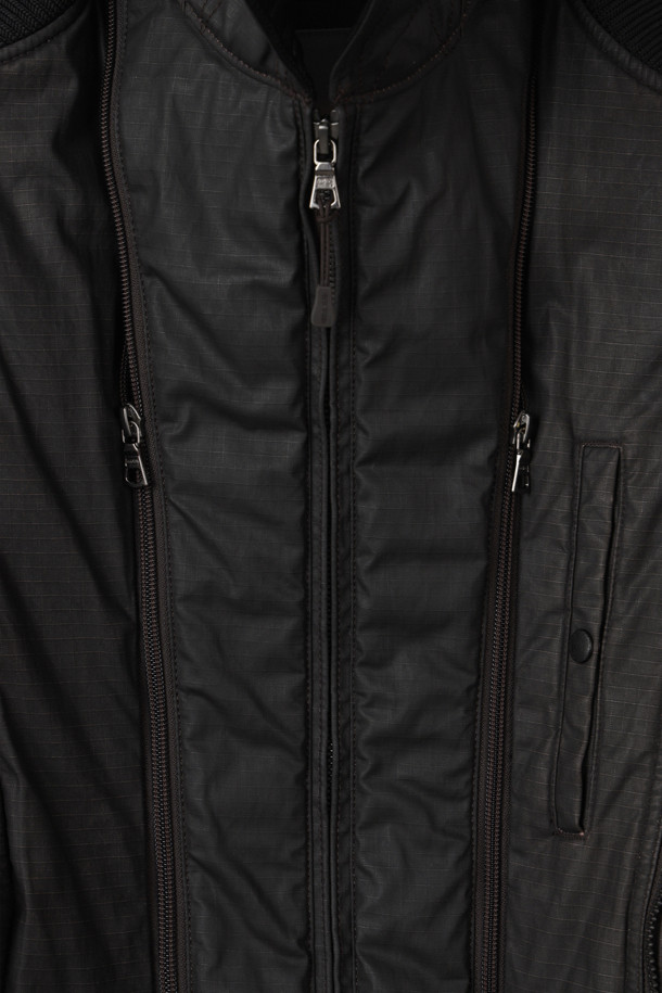 이탈리아 립스탑 카본 코팅 원단을 사용하여 방풍 및 발수 기능을 갖춘 립스탑 워크 블루종 점퍼입니다. 블랙 컬러의 무지 디자인으로, 간절기에 캐주얼하고 빈티지한 스타일을 연출하기 좋습니다. 루즈핏과 세미오버핏으로 편안한 착용감을 제공하며, 부드럽고 유연한 면 소재로 제작되었습니다. 빌트인 가죽 칼라와 탈착 가능한 칼라, 신슐레이트 충전재를 통해 보온성을 높였으며, 레이어드하여 다양한 스타일을 연출할 수 있습니다. 동네 마실룩, 여행룩, 가을 나들이룩 등 다양한 TPO에 활용하기 좋은 워크웨어 스타일의 점퍼입니다.
