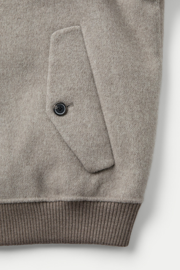 부드러운 울과 캐시미어 혼방 소재로 제작되어 포근한 착용감을 선사하는 핸드메이드 스탠드넥 블루종입니다. 미니멀, 빈티지, 캐주얼 스타일을 아우르며, 가을, 겨울 시즌 데일리룩, 산책룩, 동네 마실룩에 적합합니다. 세미 오버핏으로 편안하게 떨어지는 핏과 드롭된 어깨 라인이 특징이며, 스탠드넥 디자인으로 목을 따뜻하게 감싸줍니다. 밑단 니트 립 마감과 정전기 방지 안감으로 실용성을 높였으며, 무지 디자인으로 다양한 스타일 연출이 용이합니다.
