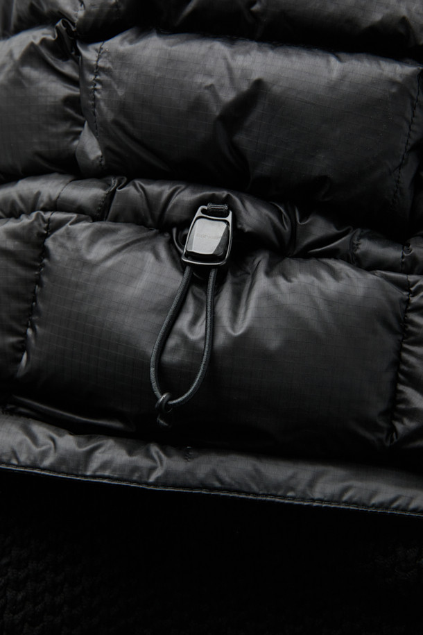 **니트 하이브리드 아우터**는 겨울철 추위에도 끄떡없는 보온성을 제공하는 남성용 점퍼입니다. 무지 디자인에 블랙 컬러로, 캐주얼 및 스포티 스타일을 연출하기 좋습니다. 부드러운 촉감의 니트 소재와 방풍, 발수 기능을 갖춘 초경량 아우터로, 탈부착 후드가 있어 레이어링이 용이합니다. 머스코비 덕다운 충전재를 사용하여 보온성을 극대화했으며, 출근룩이나 여행룩 등 다양한 TPO에 활용 가능합니다. 레귤러핏에 긴 소매, 집업 스타일로 편안하고 활동적인 착용감을 선사합니다.
