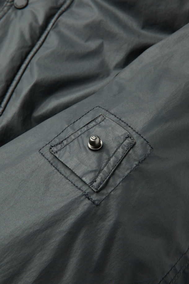 올메텍스 카본 라파예트는 남성용 겨울 점퍼입니다. 카본 및 블랙 컬러로 출시되었으며, 밀리터리와 빈티지 스타일을 동시에 느낄 수 있습니다. MA-1, B-15 코트 타입 디자인에 탈부착 가능한 리얼 FUR 칼라와 구스다운 충전재를 사용하여 보온성을 높였습니다. 방풍 및 발수 기능을 갖춘 면혼방 소재에 카본 코팅 처리와 빈티지 워싱 가공으로 내구성을 더했으며, 세미루즈핏과 드롭 숄더 디자인으로 편안한 착용감을 제공합니다. 출근룩, 여행룩, 클래식, 미니멀, 워크웨어 스타일을 즐기는 분들께 추천합니다.
