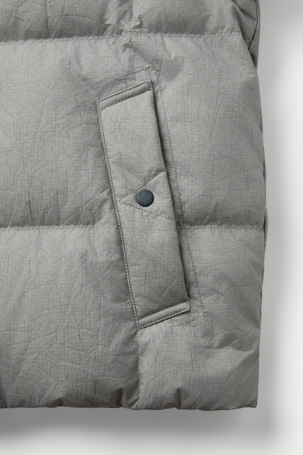 이탈리안 테크니컬 패브릭 크랙 레이어 숏패딩은 겨울철 일상 및 여행, 산책 시 캐주얼하고 미니멀한 스타일을 연출하기에 좋습니다. 3-Layer 기능성 원단과 피그 워싱 가공으로 빈티지한 외관을 자랑하며, 방수, 방풍, 수분 배출 기능으로 쾌적함을 유지합니다. 덕다운 충전재와 두꺼운 두께감으로 보온성을 높였으며, 세미루즈핏으로 편안한 착용감을 선사합니다. 그레이 컬러에 무지 패턴, 사선 포켓, 니트 립 트리밍 및 세로/가로 퀼팅 믹스 디테일이 돋보이는 숏패딩입니다.
