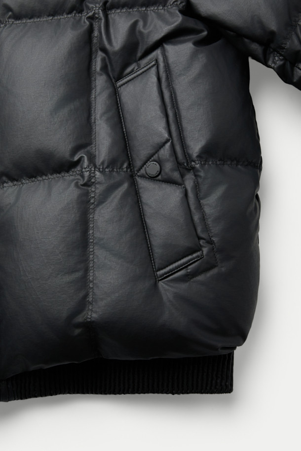 레더라이크 숏 패딩은 세련된 겨울 스타일을 완성하는 필수템입니다. 인조 가죽 소재와 퀼팅 디자인이 어우러져 캐주얼하면서도 모던한 분위기를 연출합니다. 덕다운 충전재와 방풍, 발수 기능으로 보온성을 높였으며, 경량 설계로 편안한 착용감을 제공합니다. 스탠드 넥과 니트립 소맷단, 사이드 포켓 디테일로 실용성을 더했으며, 출근룩과 여행룩 등 다양한 TPO에 활용 가능합니다. 블랙 컬러의 세미루즈핏으로 어떤 스타일에도 쉽게 매치하여 미니멀, 클래식 무드를 연출할 수 있습니다.
