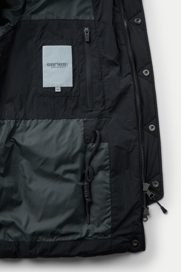 **구스다운 에어트루퍼**는 겨울철 추위로부터 당신을 보호해 줄 방수, 방풍 기능의 패딩입니다. 블랙 색상의 무지 디자인으로, 캐주얼 및 스포티 스타일을 모두 소화할 수 있습니다. 넉넉한 레귤러핏에 집업 방식으로 편안하게 착용 가능하며, 후드가 있어 보온성을 높였습니다. 부드러운 촉감의 나일론과 구스다운 소재를 사용하여 가볍고 따뜻하게 착용할 수 있습니다. 일상생활은 물론 겨울철 야외 활동에도 적합한 두꺼운 두께의 롱패딩입니다.
