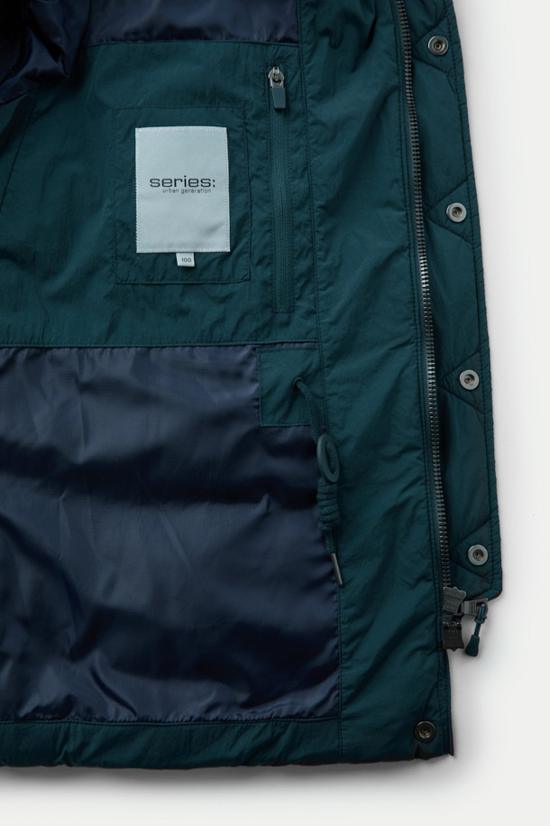 **구스다운 에어트루퍼**는 겨울철 추위로부터 당신을 보호해 줄 방수, 보온 기능의 남녀 공용 패딩입니다. 블랙 색상의 무지 디자인으로 어떤 스타일에도 쉽게 매치할 수 있으며, 캐주얼, 스포티, 미니멀한 룩을 연출하기 좋습니다. 일상생활은 물론 여행이나 캠핑과 같은 아웃도어 활동에도 적합하며, 부드러운 촉감과 레귤러 핏으로 편안한 착용감을 제공합니다. 긴 소매와 집업 스타일, 후드 디테일이 갖춰진 두꺼운 구스다운 패딩으로, 겨울철 당신의 따뜻하고 스타일리시한 겨울을 책임져 줄 것입니다.
