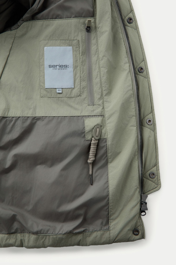 "구스다운 에어트루퍼"는 겨울철 추위를 완벽하게 방어해 줄 남녀 공용 아우터입니다. 보온성이 뛰어난 구스다운 충전재와 튼튼한 나일론 소재를 사용하여, 일상생활은 물론 아웃도어 활동에도 적합합니다. 밀리터리 스타일과 캐주얼 무드를 동시에 느낄 수 있으며, 레귤러핏과 무지 디자인으로 어떤 스타일에도 잘 어울립니다. 카키와 올리브 두 가지 색상으로 출시되었으며, 넉넉한 포켓 디테일과 후드, 방수 기능으로 실용성을 더했습니다. 여행, 캠핑, 등산 등 다양한 TPO에 활용 가능하며, 고프코어 및 미니멀 스타일 연출에도 제격입니다.
