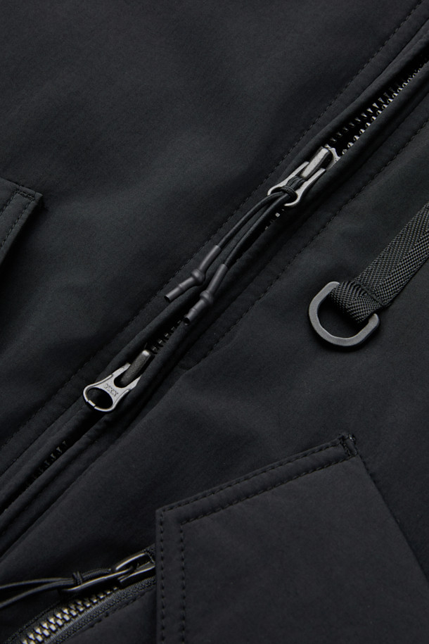 SERIES; X UNAFFECTED MK3 하이브리드 다운 봄버는 남성용 아우터로, 겨울철 일상룩에 적합한 다운 점퍼입니다. 블랙 컬러에 무지 패턴으로 미니멀하면서도 스트릿 스타일을 연출할 수 있으며, 하이넥 디자인과 플랩 포켓 디테일이 돋보입니다. 오버핏 크롭 기장으로 트렌디함을 더하고, 보온성과 방수 기능을 갖춰 추운 날씨에도 쾌적하게 착용 가능합니다. 하이브리드 다운 충전재와 나일론 소재를 사용하여 뛰어난 보온성을 제공하며 출근룩과 여행룩에 모두 활용하기 좋습니다.
