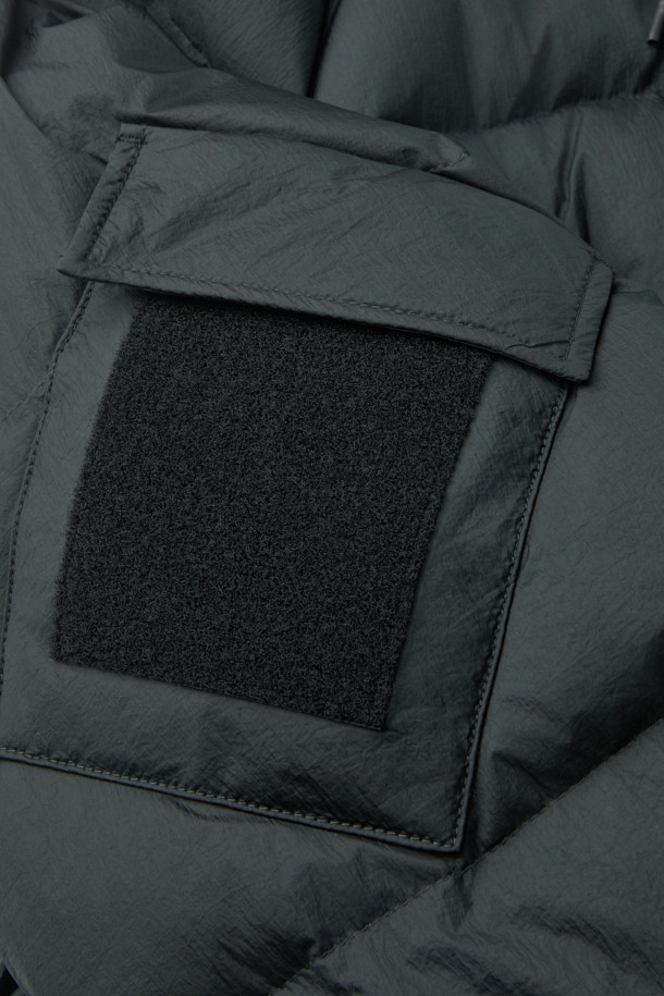 SERIES; X UNAFFECTED M90 ECWCS 다운 파카는 남성용 아우터로, 겨울철 일상 및 아웃도어 활동에 적합한 다운 파카입니다. 블랙 색상의 무지 디자인에 오버핏으로 제작되어 스포티하면서도 밀리터리 스타일을 연출합니다. 두꺼운 두께감과 방수 기능을 갖춘 나일론 소재로 제작되어 보온성을 높였으며, 여행, 캠핑, 등산 등 다양한 TPO에 활용 가능합니다. 집업 여밈 방식에 긴 소매, 후드, 패딩 디테일이 돋보이는 다운 파카입니다.
