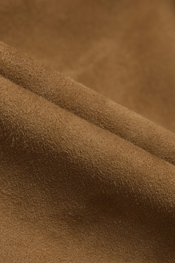 이탈리아 직수입 스웨이드 소재로 제작된 아우터형 셔츠입니다. 오일 브러쉬 가공을 거쳐 부드러운 촉감을 자랑하며, 빈티지하면서도 캐주얼한 스타일을 연출합니다. 가슴 아웃포켓과 사선 핸드포켓 디자인으로 실용성을 더했으며, 수소봉제 마감으로 꼼꼼하게 제작되었습니다. 간절기와 겨울, 겨울 데일리룩과 데이트룩에 활용하기 좋은 릴랙스 핏 셔켓입니다. 캐주얼, 클래식, 미니멀한 스타일을 즐겨 입는 분들께 추천합니다.
