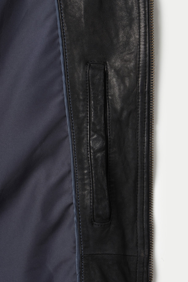 세련된 스타일을 완성하는 여성 양가죽 오일 워싱 트러커 재킷입니다. 부드러운 촉감의 소가죽 소재로 제작되어 편안한 착용감을 선사하며, 봄, 가을 시즌에 활용하기 좋습니다. 크롭 기장과 레귤러핏 디자인으로 캐주얼하고 클래식한 무드를 연출하며, 집업 여밈 방식으로 간편하게 착용할 수 있습니다. 데이트룩, 모임룩 등 다양한 TPO에 활용 가능한 매력적인 아이템입니다. 무지 패턴에 오일 워싱 처리로 은은한 멋을 더했습니다.
