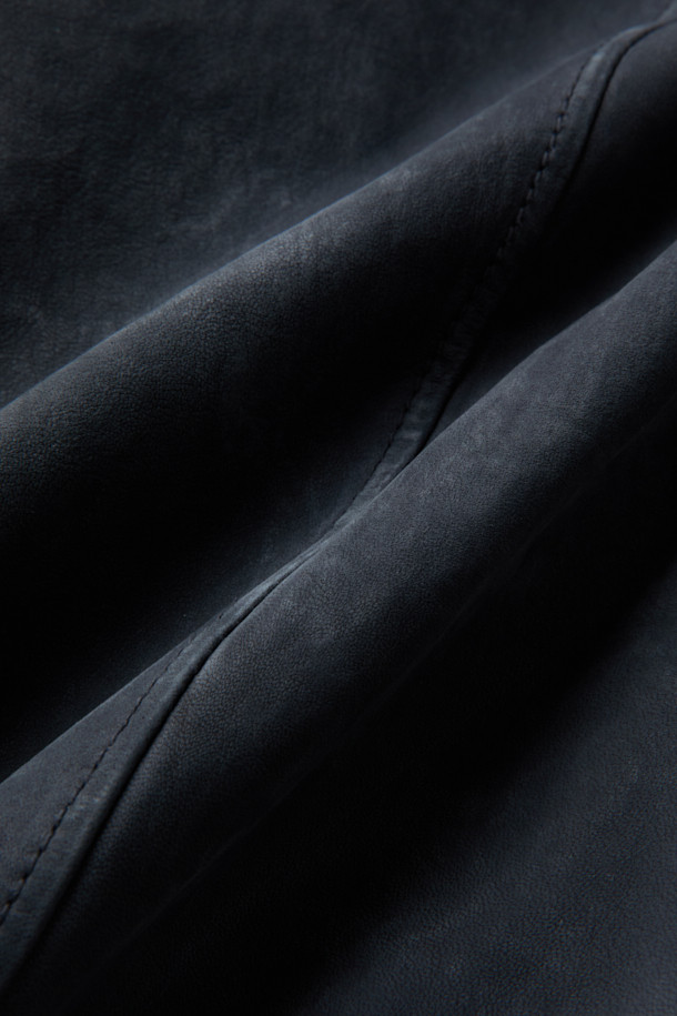 부드러운 양가죽 소재와 워싱 가공으로 빈티지한 멋을 살린 MA-1 스타일의 아우터입니다. 시크한 블랙 컬러에 오버핏 디자인으로 트렌디한 스타일을 연출하며, 봄, 가을 간절기에 활용하기 좋습니다. 크롭 기장과 립 디테일이 더해져 캐주얼하면서도 스트릿 무드를 강조합니다. 긴 소매와 두꺼운 두께감으로 고급스러운 착용감을 선사합니다. 집업 방식으로 간편하게 착용 가능하며, 다양한 스타일과 매치하여 개성 있는 룩을 완성할 수 있습니다.
