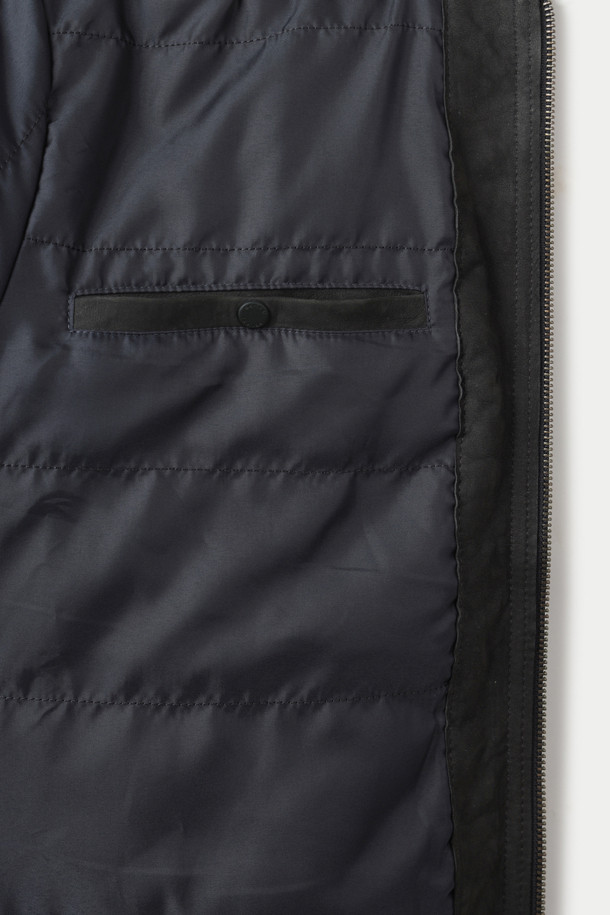 부드러운 양가죽 소재로 제작된 여성용 워싱 후디 점퍼입니다. 캐주얼, 미니멀, 시크 스타일을 연출하기에 좋으며, 데이트룩과 모임룩에 활용하기 좋습니다. 블랙 컬러의 무지 디자인에 루즈핏과 크롭 기장으로 세련된 실루엣을 선사합니다. 봄, 가을 시즌에 적합하며, 두꺼운 두께감으로 따뜻하게 착용할 수 있습니다. 집업 형태로 간편하게 착용 가능하며, 워싱 처리로 자연스러운 멋을 더했습니다.
