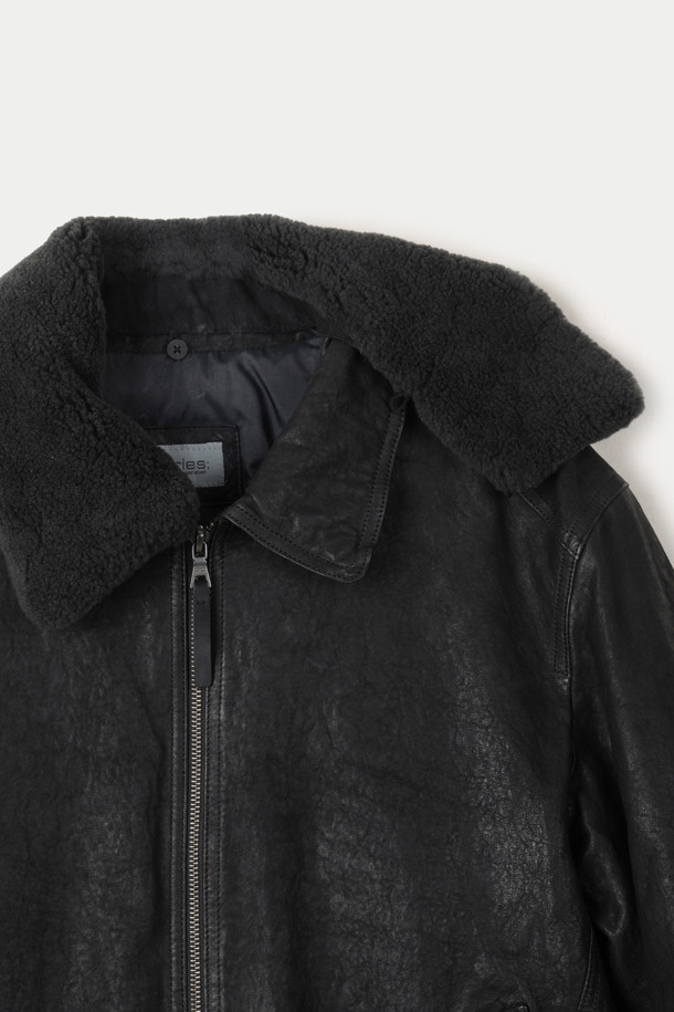 모던하고 클래식한 스타일의 양가죽 라파예트 다운 점퍼입니다. 부드러운 촉감의 양가죽 소재와 구스다운 충전재, 정전기 방지 안감으로 따뜻하고 편안한 착용감을 선사합니다. 탈부착 가능한 시어링 퍼 칼라와 니트 시보리 소매 디테일이 돋보이며, 세미 오버핏으로 편안한 핏을 연출합니다. 겨울철 데일리룩에 활용하기 좋은 블랙 컬러의 무지 디자인으로, 투웨이 지퍼, 후디 포켓, 사선 포켓 등 실용적인 기능까지 갖춘 다운 점퍼입니다. 보온과 방풍 기능을 제공합니다.
