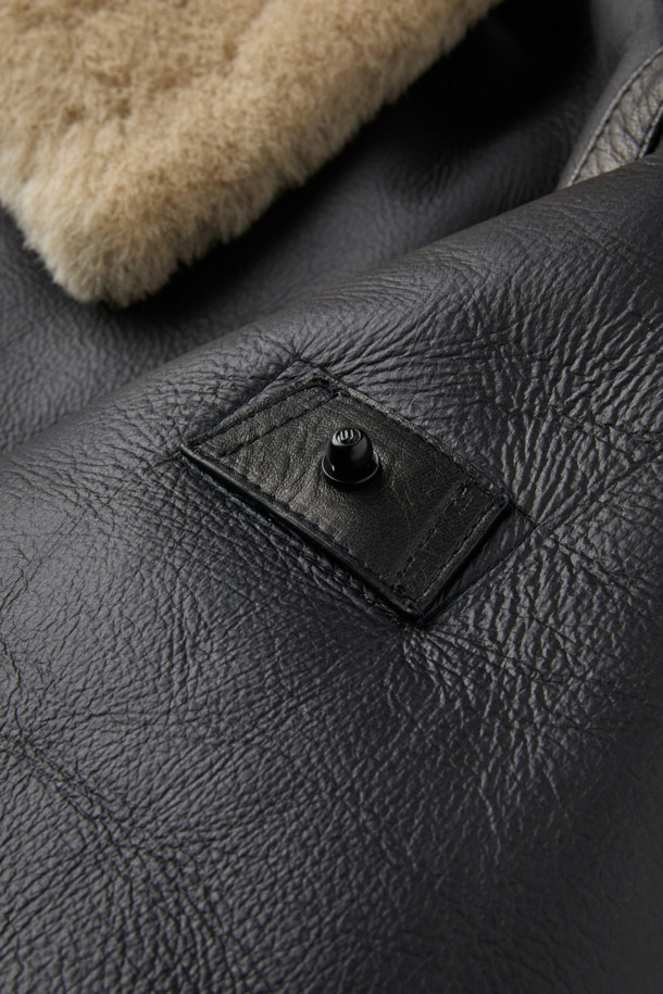 메리노 실키 무스탕은 부드러운 양가죽과 양털 소재를 사용하여 고급스러운 촉감을 선사하는 아우터입니다. 블랙, 베이지 두 가지 색상으로 출시되었으며, 숏 기장의 오버핏 디자인으로 클래식하면서도 캐주얼한 스타일을 연출합니다. 투톤 배색과 비죠 디테일, 투웨이 지퍼, 핸드 포켓 등의 특징으로 보온성과 스타일을 동시에 잡았습니다. 데이트룩, 모임룩 등 다양한 TPO에 활용 가능하며, 미니멀한 룩에도 잘 어울립니다. 겨울철, 따뜻하고 세련된 스타일을 완성해 보세요.
