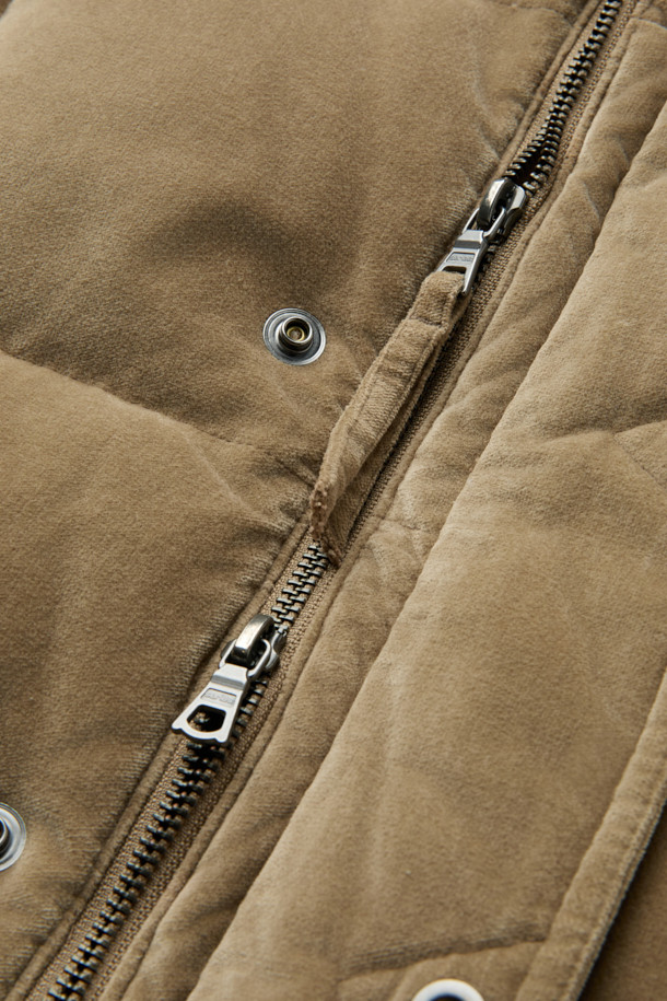 벨베틴 코듀로이 다운 베스트는 가을, 겨울 시즌에 따뜻함과 스타일을 모두 갖춘 아우터입니다. 부드러운 코듀로이 면 소재에 RDS 덕다운 충전재를 사용하여 뛰어난 보온성을 제공하며, 밑단 스트링 조절 기능으로 핏을 자유롭게 연출할 수 있습니다. 캐주얼, 클래식, 미니멀 스타일을 모두 소화하며, 일상 및 아웃도어 활동 시 캠핑룩, 등산룩으로 활용하기 좋습니다. 베이지와 브라운 두 가지 색상으로 출시되었으며, 이중 구조 핸드 포켓으로 실용성을 더했습니다. 스냅 버튼 여밈 방식과 루즈핏 디자인으로 편안한 착용감을 선사합니다.
