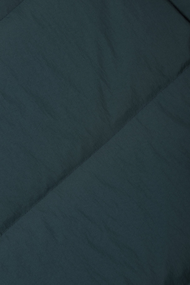 다크 그린 컬러의 블록 다운 베스트는 가을, 겨울철 일상 및 아웃도어 활동에 적합합니다. 80:20 RDS MUSCOVY 덕다운 충전재를 사용하여 보온성을 높였으며, 방풍 코팅과 밑단 스트링 조절 기능으로 외부 환경으로부터 몸을 보호합니다. 루즈핏으로 제작되어 편안한 착용감을 제공하며, 클래식, 캐주얼, 미니멀 스타일을 모두 소화할 수 있습니다. 이중 구조 핸드포켓과 넥라인 스트랩 디테일이 돋보이며, 경량 설계로 활동성을 더했습니다. 캠핑룩, 등산룩 연출에 활용하기 좋습니다.
