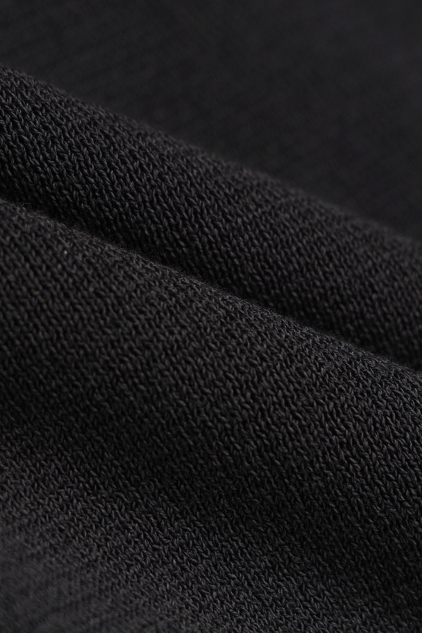 부드러운 면 소재로 제작되어 편안한 착용감을 선사하는 여성용 하이브리드 후디 가디건입니다. 가을과 겨울에 따뜻하게 입을 수 있으며, 일상복으로 활용하기 좋은 캐주얼하고 베이직한 디자인입니다. 레귤러핏으로 편안하게 떨어지는 핏과 후드 디자인이 특징이며, 집업 스타일로 간편하게 입고 벗을 수 있습니다. 무지 패턴의 블랙과 차콜 두 가지 색상으로 출시되어 다양한 스타일 연출이 가능하며, 포켓 디테일로 실용성을 더했습니다. 집콕룩, 캐주얼, 미니멀 스타일을 즐겨 입는 분들께 추천합니다.
