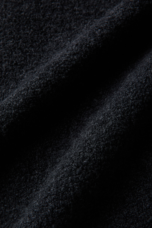 **부클레 니트 후디 집업**은 간절기부터 겨울까지 따뜻하게 입을 수 있는 캐주얼 스타일의 상의입니다. 부드러운 울 소재와 부클 패턴이 포근한 느낌을 주며, 루즈핏으로 편안한 착용감을 선사합니다. 블랙 컬러로 어떤 옷에도 쉽게 매치할 수 있으며, 긴 소매와 후드 디자인으로 보온성을 높였습니다. 편직된 스트링 끈과 리얼 가죽 팁 마감, 전면 포켓 디테일이 돋보이며, 집업 형태로 간편하게 입고 벗을 수 있습니다. 집콕룩, 산책룩 등 다양한 TPO에 활용하기 좋은 아이템입니다.
